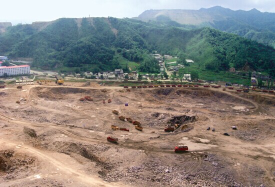 欒川露天開(kāi)采鉬礦現場(chǎng)